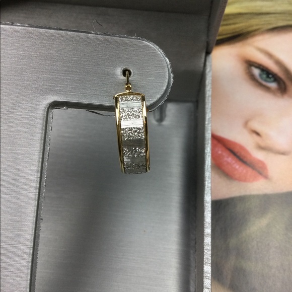 ZALES 14K YELLOW GOLD SMALL HOOP EARRINGS - Picture 4 of 7